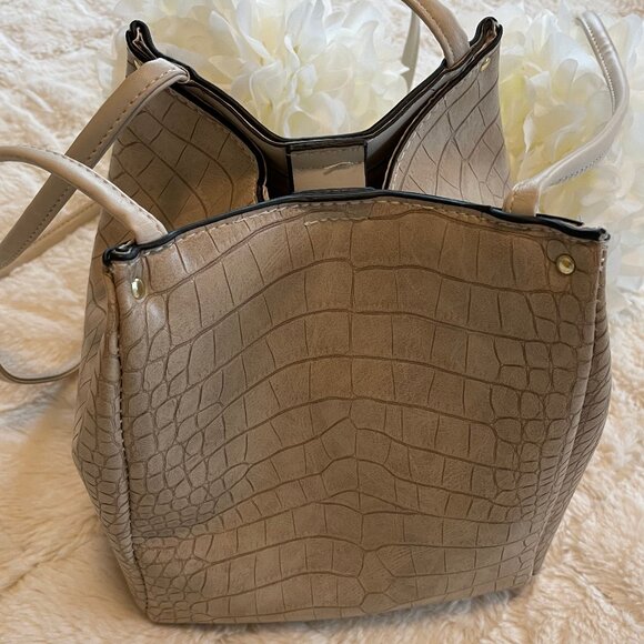 London Fog Bucket Cossbody Bag EUC - Picture 2 of 11